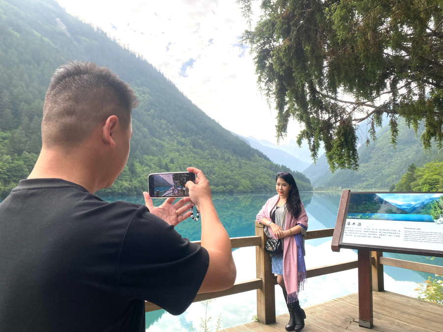 Du khách Việt Nam check-in bên hồ Tê Giác. Ảnh HỨA XUYÊN HUỲNH