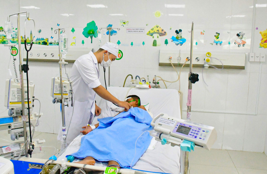 Bé D. bị ong vò vẽ đốt hơn 60 mũi đang được điều trị tích cực tại Bệnh viện Chuyên khoa Sản Nhi tỉnh Sóc Trăng