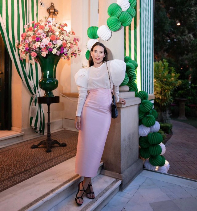 Áo tay phồng “cỡ đại” + chân váy dáng dài màu hồng “kẹo ngọt” mang đến phong cách vui tươi, nổi bật cho vẻ ngoài, rất phù hợp với không khí sôi động của mùa lễ hội. Áo tay phồng “cỡ đại” + chân váy dáng dài màu hồng “kẹo ngọt” mang đến phong cách vui tươi, nổi bật cho vẻ ngoài, rất phù hợp với không khí sôi động của mùa lễ hội.