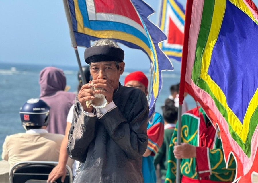 Tiếng ốc u báo hiệu của biển cả do các bô lão trên đảo thực hiện trong ngày lễ quan trọng. Tiếng ốc u báo hiệu của biển cả do các bô lão trên đảo thực hiện trong ngày lễ quan trọng.