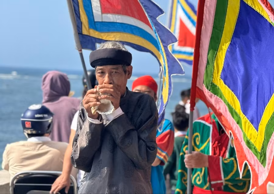 Tiếng ốc u báo hiệu của biển cả do các bô lão trên đảo thực hiện trong ngày lễ quan trọng.