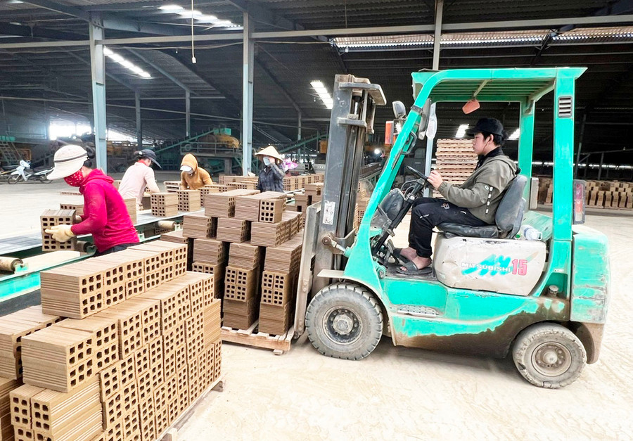 Việc quy định bắt buộc tham gia bảo hiểm tai nạn lao động, bệnh nghề nghiệp sẽ đảm bảo quyền lợi cho người lao động. Ảnh: Đ.Y