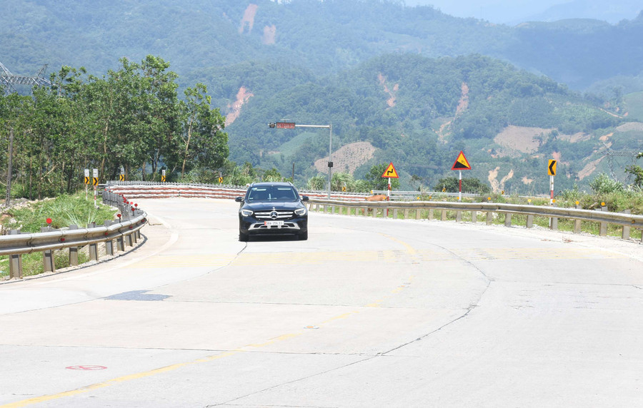 Lái xe cần cẩn trọng mỗi xe đi qua đèo Lò Xo. Ảnh: PN Lái xe cần cẩn trọng mỗi xe đi qua đèo Lò Xo. Ảnh: PN