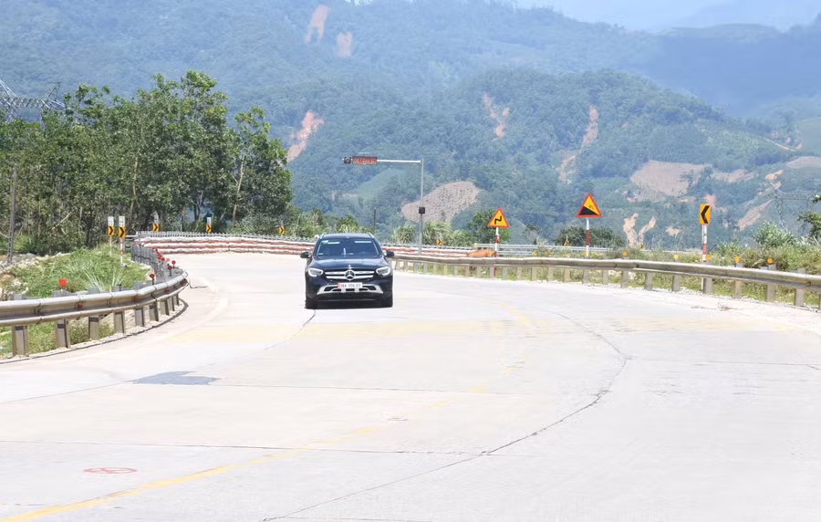 Lái xe cần cẩn trọng mỗi xe đi qua đèo Lò Xo. Ảnh: PN
