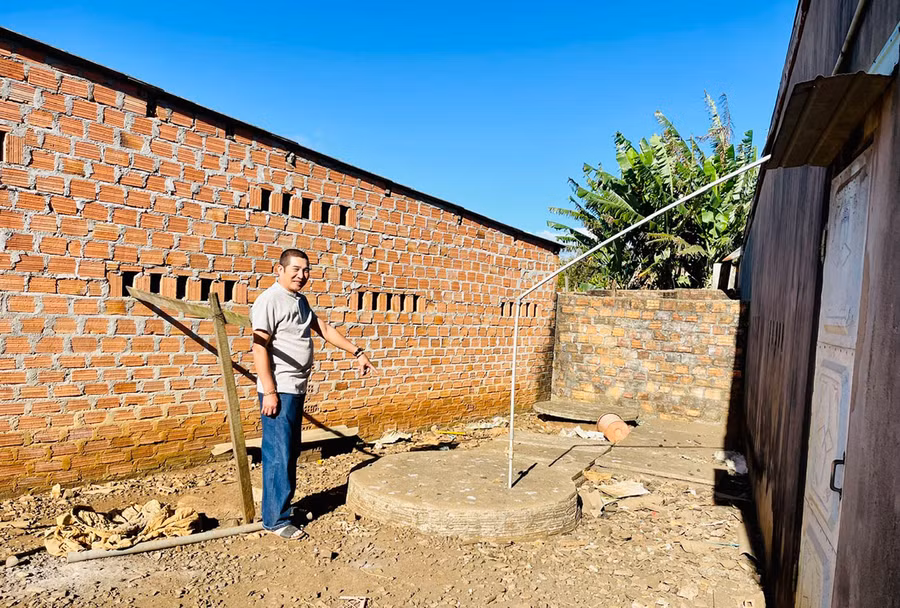 Gia đình bà Đinh Thị Hồng Thơ (tổ 1) đã giảm số lượng heo nuôi và lắp đặt hầm bioga để bảo vệ môi trường. Ảnh: Nhật Hào