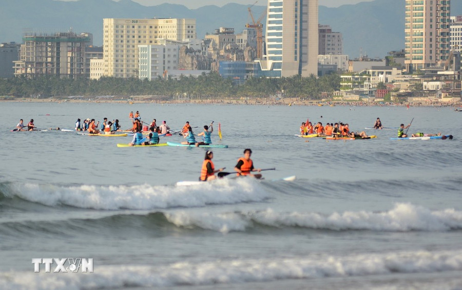 Hoạt động chèo SUP tại biển Mân Thái (quận Sơn Trà, thành phố Đà Nẵng) thu hút đông đảo người dân và người du lịch tham gia. (Ảnh: Văn Dũng/TTXVN)