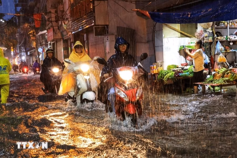 Hà Nội mưa to gây ngập úng, tắc nghẽn giao thông nhiều tuyến phố, chiều tối 13/8. (Ảnh: Tuấn Anh/TTXVN) Hà Nội mưa to gây ngập úng, tắc nghẽn giao thông nhiều tuyến phố, chiều tối 13/8. (Ảnh: Tuấn Anh/TTXVN)