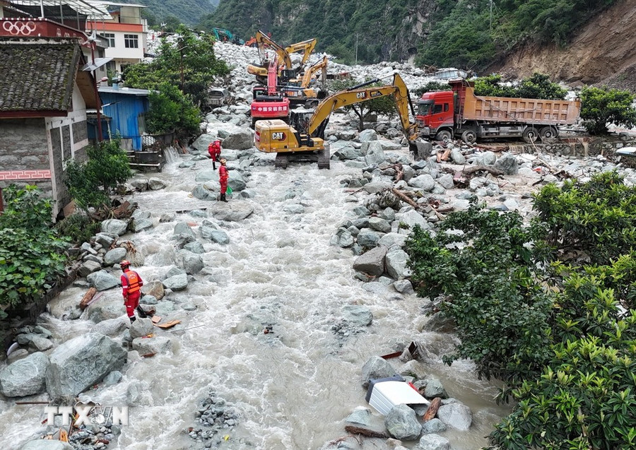 Lực lượng cứu hộ khắc phục hậu quả trận lũ quét và lở đất do mưa lớn ở thành phố Khang Định, tỉnh Tứ Xuyên, Trung Quốc, ngày 4/8 vừa qua. (Ảnh: THX/TTXVN) Lực lượng cứu hộ khắc phục hậu quả trận lũ quét và lở đất do mưa lớn ở thành phố Khang Định, tỉnh Tứ Xuyên, Trung Quốc, ngày 4/8 vừa qua. (Ảnh: THX/TTXVN)