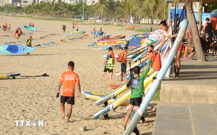 Hiện có hơn 20 chủ kinh doanh cho thuê SUP chưa đăng ký kinh doanh tại biển Mân Thái (Đà Nẵng). (Ảnh: Văn Dũng/TTXVN)