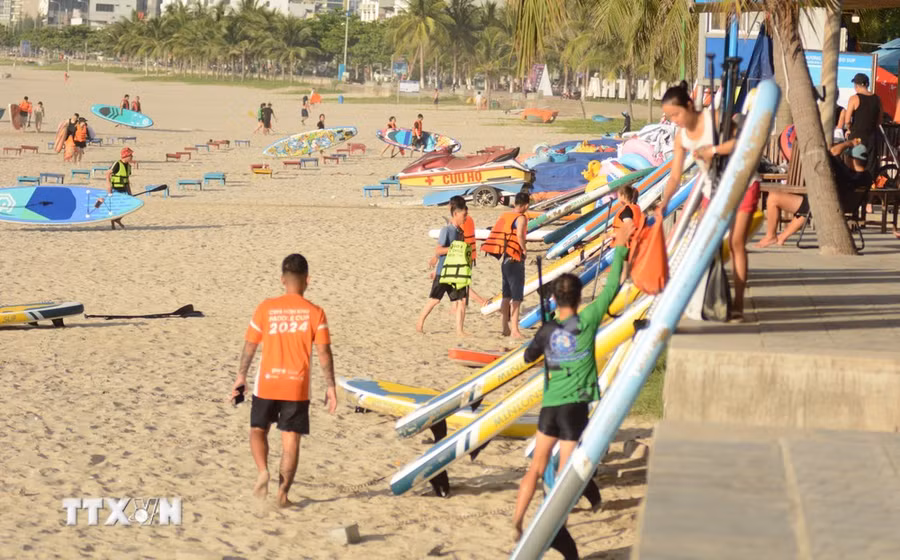 Hiện có hơn 20 chủ kinh doanh cho thuê SUP chưa đăng ký kinh doanh tại biển Mân Thái (Đà Nẵng). (Ảnh: Văn Dũng/TTXVN)