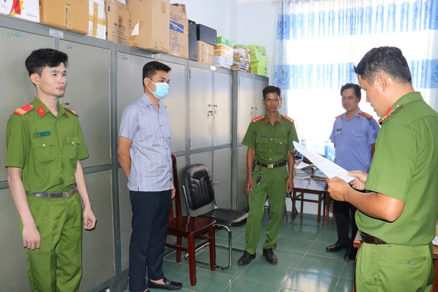 Công an đọc lệnh bắt bị can Huỳnh Thắng. Ảnh: Công an Vĩnh Long