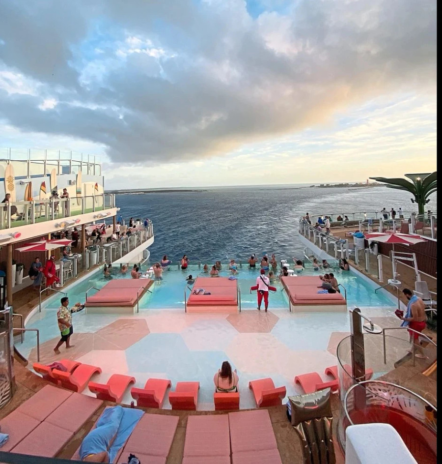 The Hideaway at Deck 15 là khu vực chỉ dành cho người lớn có hồ bơi vô cực lơ lửng đầu tiên trên biển. Ảnh: RC