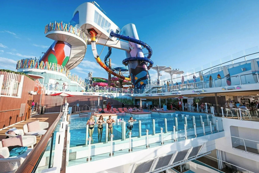 Tại khu phố ba tầng Chill Island, du khách có thể tìm thấy 4 trong số 7 hồ bơi mà Icon of the Seas sở hữu (vịnh Royal được cho là hồ bơi lớn nhất trên biển). Bên cạnh đó còn có 9 xoáy nước nằm khắp khu vực, cũng như Cove Pool (hồ bơi vô cực) và Swim &amp; Tonic, quán bar bơi lội đầu tiên trên biển của Royal Caribbean. Ảnh: RC