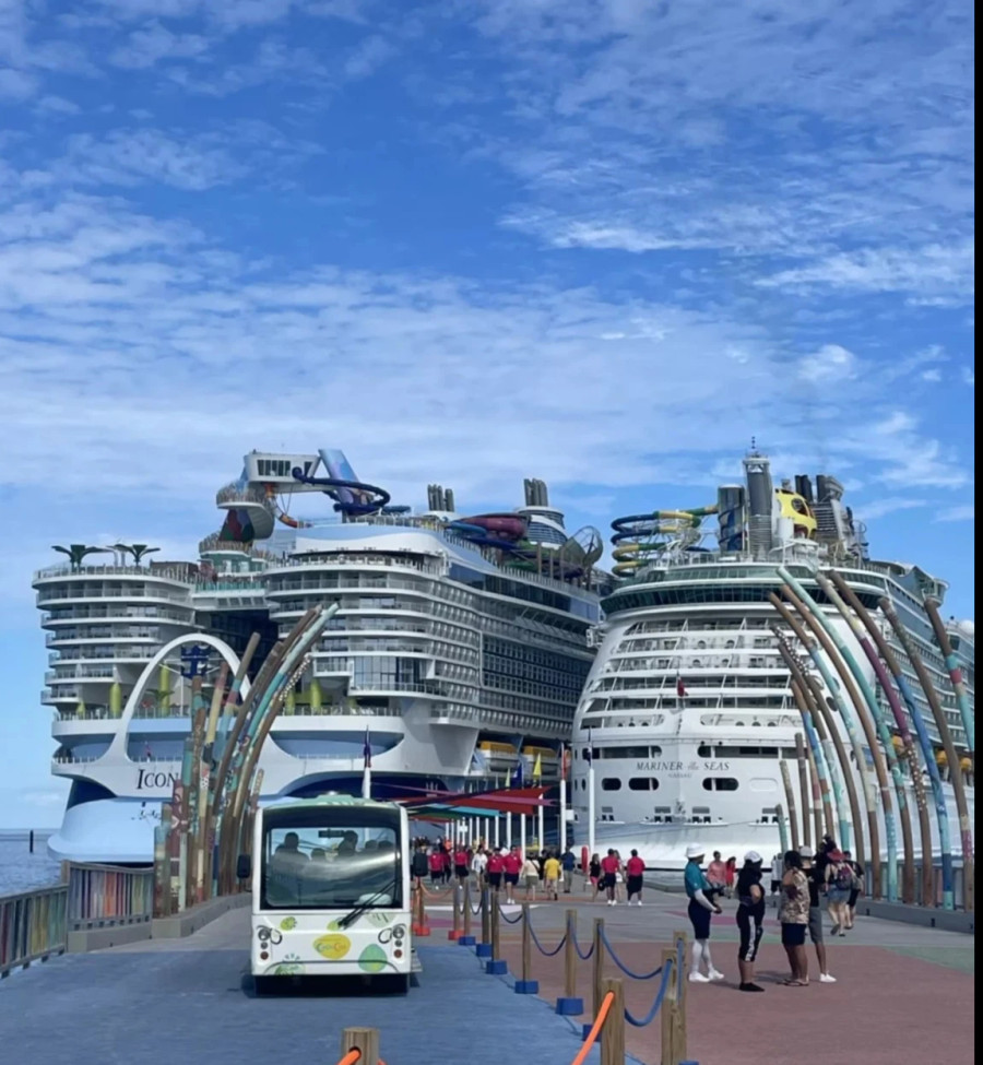 Icon of the Seas được đóng ở Phần Lan và khai thác ở Mỹ. Con tàu dường như to gấp đôi một &quot;đồng nghiệp&quot; khác ở bên cạnh. Ảnh: Saul Martinez - The Washington Post