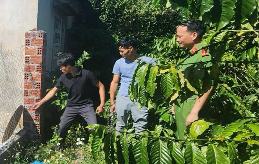 Cơ quan chức năng huyện Ngọc Hồi dựng lại hiện trường các vụ trộm cắp cà phê. Ảnh: Đ.V Cơ quan chức năng huyện Ngọc Hồi dựng lại hiện trường các vụ trộm cắp cà phê. Ảnh: Đ.V