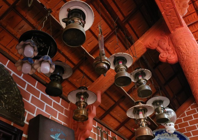 Bộ sưu tập đồ cổ bên trong ngôi nhà gốm.