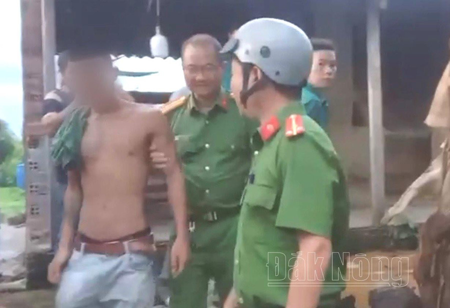 Lực lượng Công an xã Đắk Wil nhanh chóng, kịp thời cứu thanh niên có ý định nhảy từ độ cao 15m để tự tử. Lực lượng Công an xã Đắk Wil nhanh chóng, kịp thời cứu thanh niên có ý định nhảy từ độ cao 15m để tự tử.