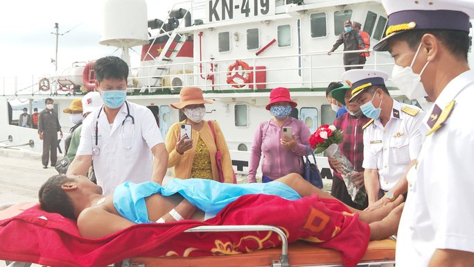 Ngư dân Nguyễn Nhỏ bị xuất huyết não, được bác sĩ Nguyễn Cao Vinh cùng một điều đưỡng đưa vào đất liền điều trị và đã qua cơn nguy kịch. Ngư dân Nguyễn Nhỏ bị xuất huyết não, được bác sĩ Nguyễn Cao Vinh cùng một điều đưỡng đưa vào đất liền điều trị và đã qua cơn nguy kịch.