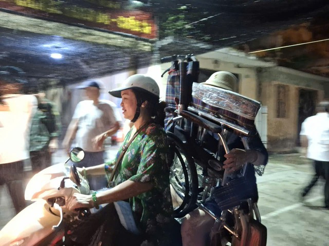 Người dân ở chung cư A7 Tân Mai di dời đến nơi an toàn để tránh trú bão số 3. Ảnh: HNMO Người dân ở chung cư A7 Tân Mai di dời đến nơi an toàn để tránh trú bão số 3. Ảnh: HNMO