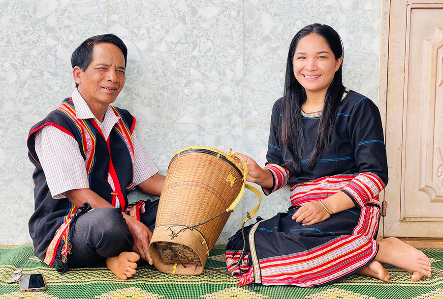 Gia đình ông Rah Lan Run (65 tuổi, làng Chuet Ngol, xã Chư Á, TP. Pleiku) là gia đình có 3 thế hệ tiêu biểu. Ảnh: Trần Dung Gia đình ông Rah Lan Run (65 tuổi, làng Chuet Ngol, xã Chư Á, TP. Pleiku) là gia đình có 3 thế hệ tiêu biểu. Ảnh: Trần Dung