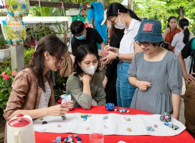 Những sản phẩm tái chế của phụ nữ khuyết tật thu hút sự quan tâm của nhiều khách hàng. Ảnh: Trúc Hà Những sản phẩm tái chế của phụ nữ khuyết tật thu hút sự quan tâm của nhiều khách hàng. Ảnh: Trúc Hà