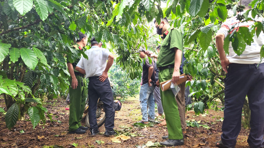 Cơ quan chức năng khám nghiệm hiện trường phục vụ công tác điều tra, làm rõ nguyên nhân tử vong của nạn nhân. Cơ quan chức năng khám nghiệm hiện trường phục vụ công tác điều tra, làm rõ nguyên nhân tử vong của nạn nhân.