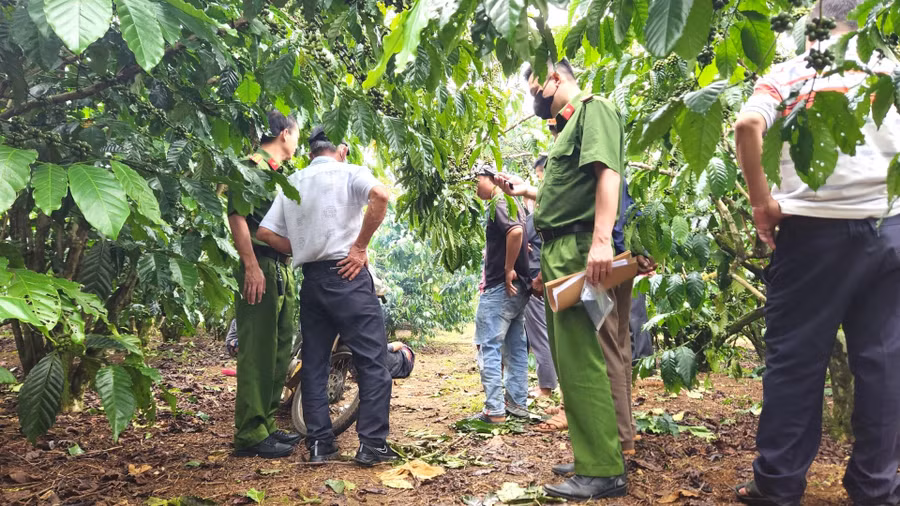 Cơ quan chức năng khám nghiệm hiện trường phục vụ công tác điều tra, làm rõ nguyên nhân tử vong của nạn nhân.