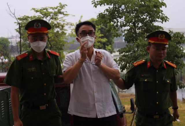 Bị cáo Trần Hùng được dẫn giải tới tòa. Ảnh: Phúc Bình