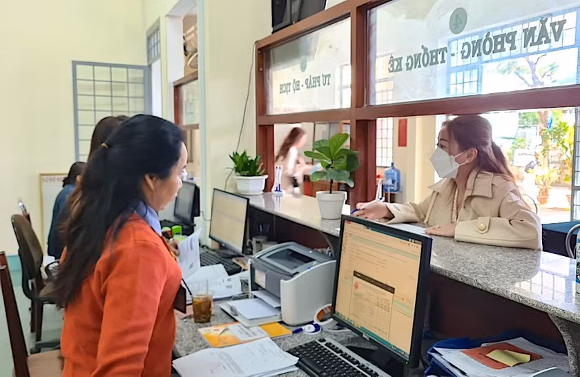 Bộ phận một cửa của UBND phường Yên Đổ (TP. Pleiku) tiếp nhận giải quyết thủ tục hành chính cho người dân trong ngày làm việc đầu tiên sau Tết Nguyên đán. Ảnh: Ngọc Sang