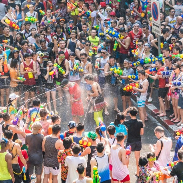 Du khách cần trang bị kính mắt, không uống nước trong lúc vui chơi vì nguồn nước có khả năng ô nhiễm. Ảnh: SCMP