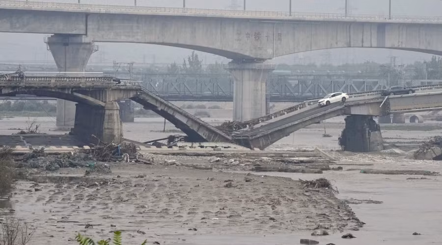 Một cây cầu bị sập sau trận mưa xối xả do ảnh hưởng của bão ở Bắc Kinh, Trung Quốc ngày 2.8.2023. Ảnh: Kyodo
