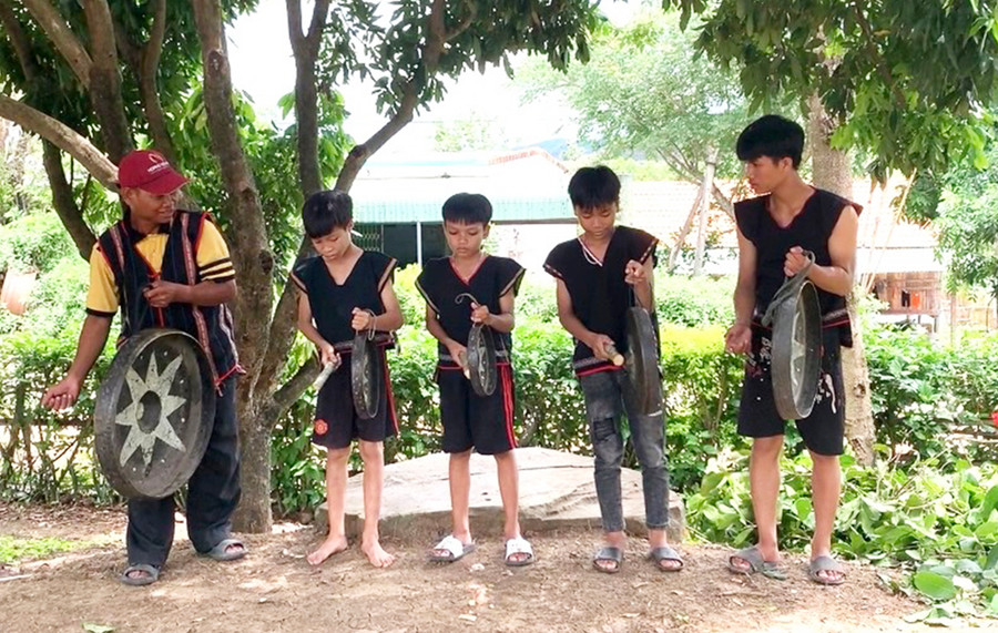 Ông Đinh Chram dạy các em thiếu nhi làng Leng đánh cồng chiêng. Ảnh: R.H Ông Đinh Chram dạy các em thiếu nhi làng Leng đánh cồng chiêng. Ảnh: R.H