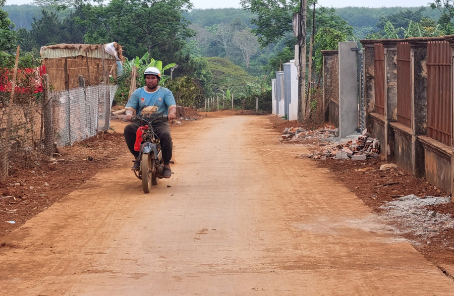 Tuyến đường giao thông nông thôn được đầu tư xây dựng khang trang giúp người dân thôn Ngơm Thung đi lại thuận lợi hơn. Ảnh: K.P Tuyến đường giao thông nông thôn được đầu tư xây dựng khang trang giúp người dân thôn Ngơm Thung đi lại thuận lợi hơn. Ảnh: K.P