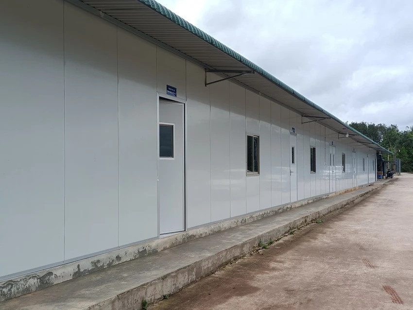 Trung tâm này xây dựng công trình nhà vệ sinh trên đất trồng cây lâu năm. Ảnh:LK Trung tâm này xây dựng công trình nhà vệ sinh trên đất trồng cây lâu năm. Ảnh:LK