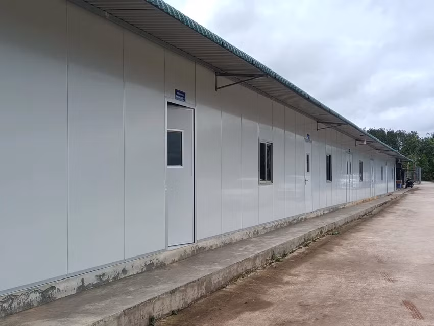 Trung tâm này xây dựng công trình nhà vệ sinh trên đất trồng cây lâu năm. Ảnh:LK