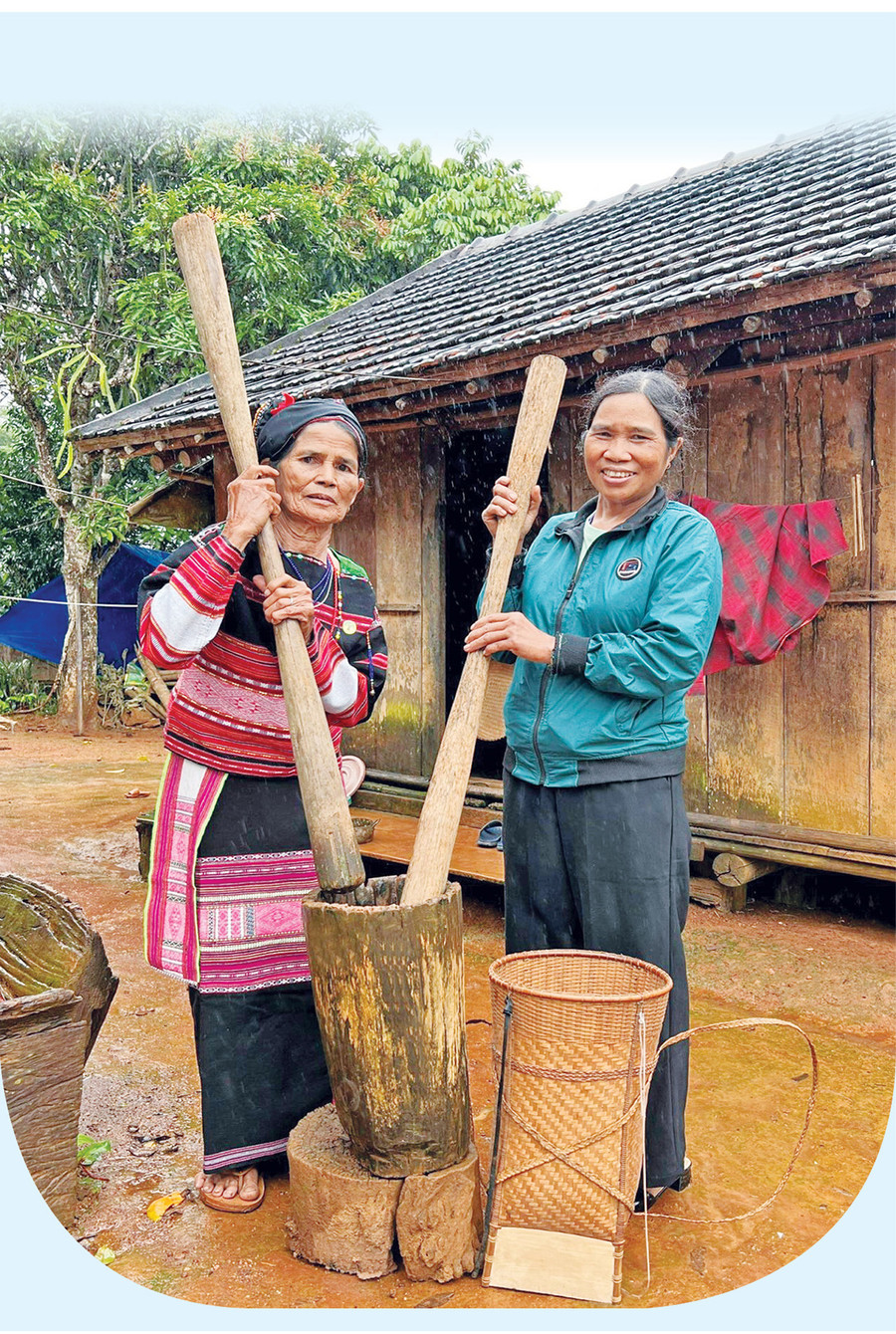 Bà Đinh Thị Hép (bìa phải) và bà Đinh Thị Nhép giã gạo chuẩn bị cho một đám cưới trong làng. Ảnh: Đinh Yến Bà Đinh Thị Hép (bìa phải) và bà Đinh Thị Nhép giã gạo chuẩn bị cho một đám cưới trong làng. Ảnh: Đinh Yến