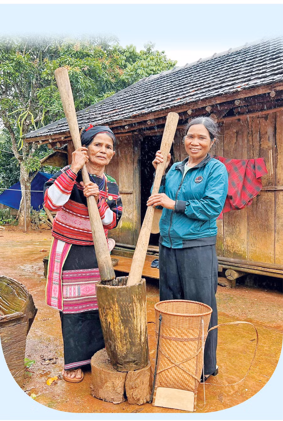 Bà Đinh Thị Hép (bìa phải) và bà Đinh Thị Nhép giã gạo chuẩn bị cho một đám cưới trong làng. Ảnh: Đinh Yến