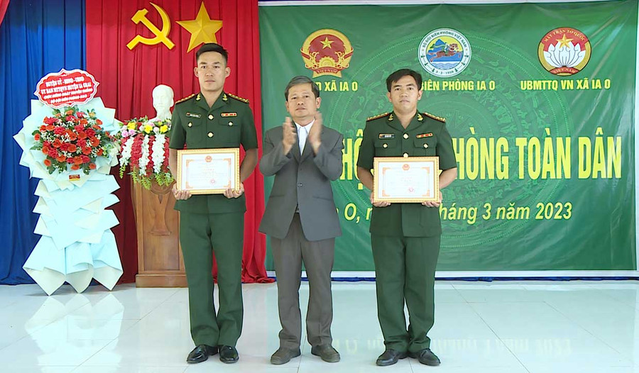 Phó Chủ tịch UBND huyện Ia Grai Đào Lân Hưng tặng giấy khen cho cán bộ, chiến sĩ Đồn Biên phòng Ia O. Ảnh: Phương Lộc Phó Chủ tịch UBND huyện Ia Grai Đào Lân Hưng tặng giấy khen cho cán bộ, chiến sĩ Đồn Biên phòng Ia O. Ảnh: Phương Lộc