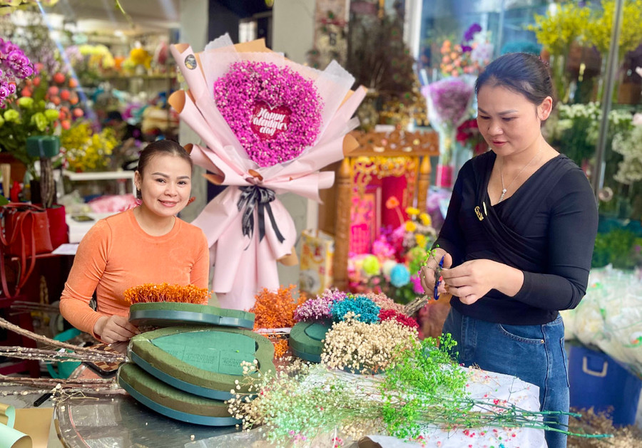 Các shop hoa đã lên mẫu hoa bó với nhiều kiểu gói mới lạ để phục vụ khách trong dịp 14-2. Ảnh: Vũ Thảo