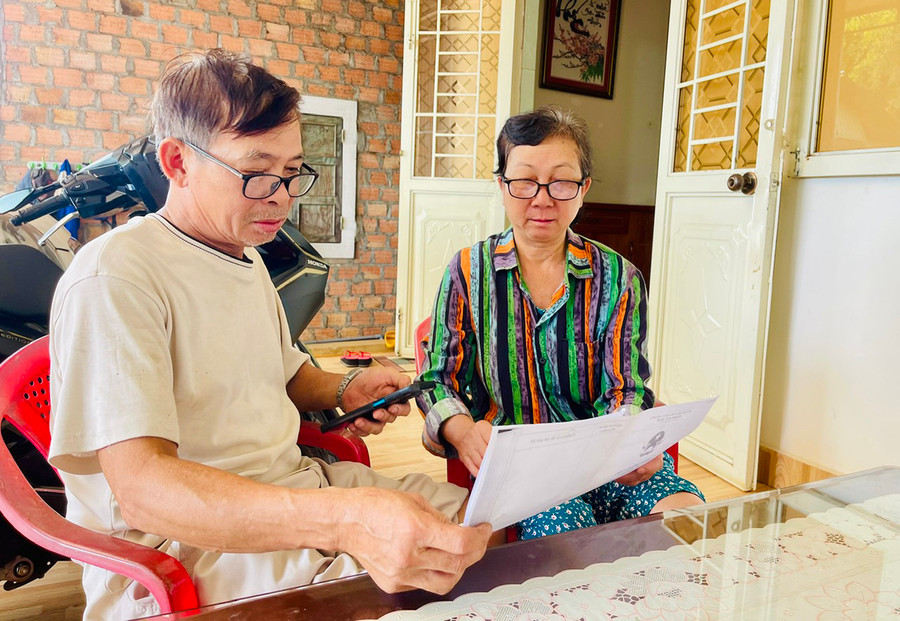 Vợ chồng ông Lê Ngọc Kim (546 Nguyễn Chí Thanh, TP. Pleiku) buồn rầu vì thửa đất cho gia đình con gái xây nhà nhưng không thực hiện được do vướng quy định về chuyển đổi mục đích sử dụng đất. Ảnh: H.T