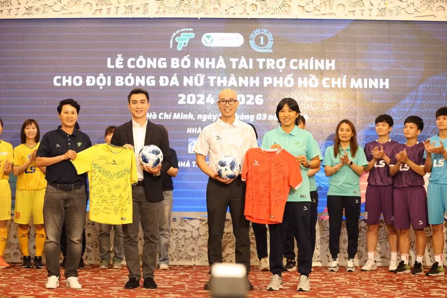 HLV Kim Chi bên cạnh bộ trang phục mới của Kamito. Ảnh: Linh Nhi