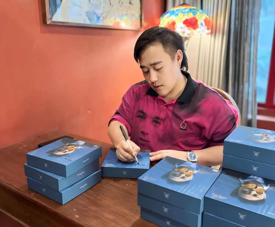 Album vật lý &quot;Người đang yêu&quot; của Trung Quân được thực hiện hiện đại, chỉn chu