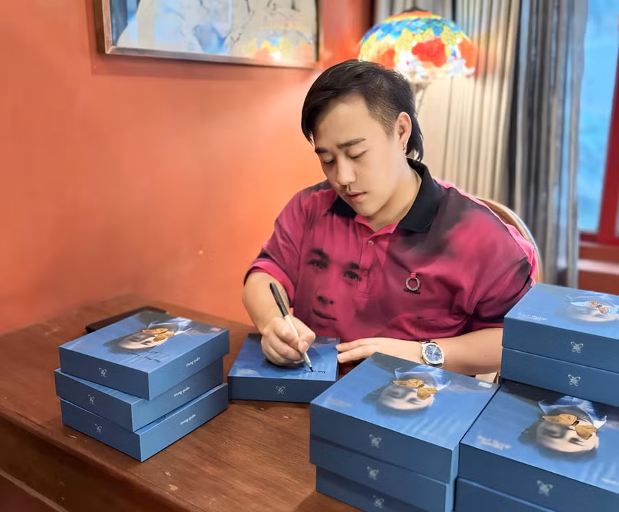 Album vật lý "Người đang yêu" của Trung Quân được thực hiện hiện đại, chỉn chu