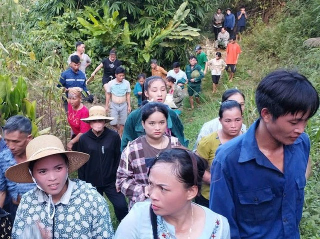 Hàng trăm người tìm kiếm tung tích cháu L.. Ảnh: Facebook Hàng trăm người tìm kiếm tung tích cháu L.. Ảnh: Facebook
