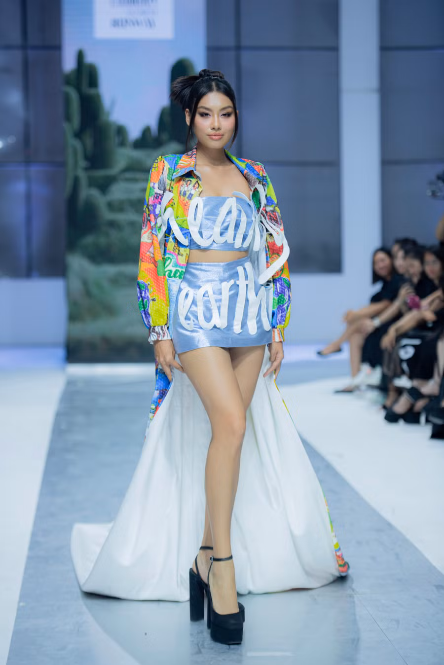 Đây là lần hiếm hoi Thảo Nhi Lê trở lại sàn diễn. Trước đó, cô vấp phải làn sóng trái chiều vì dòng trạng thái về Barbie - phim bị cấm chiếu tại Việt Nam vì dính "đường lưỡi bò" và phải lên tiếng xin lỗi. Ảnh: Edi Luong