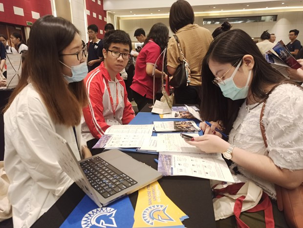 Học sinh tìm hiểu thông tin về các trường đại học quốc tế tại chương trình Ngày hội du học Mỹ. (Ảnh: Phạm Mai/Vietnam+) Học sinh tìm hiểu thông tin về các trường đại học quốc tế tại chương trình Ngày hội du học Mỹ. (Ảnh: Phạm Mai/Vietnam+)