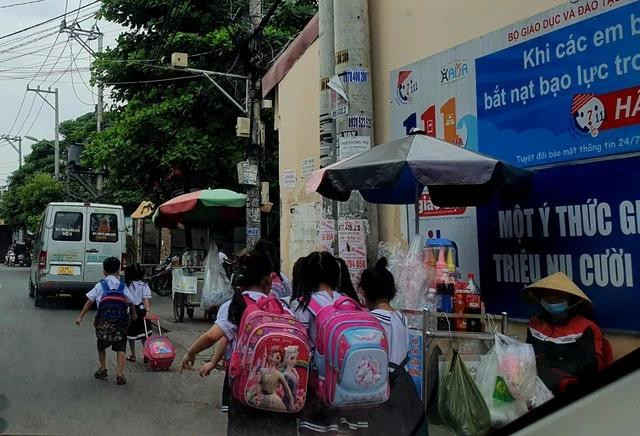 Học sinh một trường tiểu học tại TP.HCM tự đi bộ về nhà khi tan trường. ẢNH: THÚY HẰNG Học sinh một trường tiểu học tại TP.HCM tự đi bộ về nhà khi tan trường. ẢNH: THÚY HẰNG