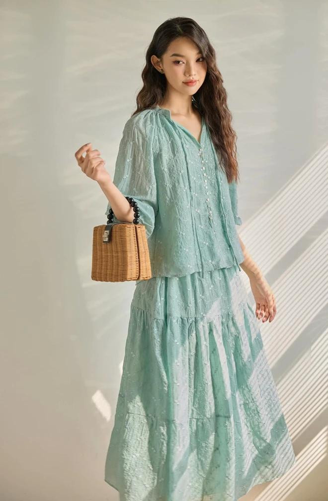 Cũng là áo hoa, váy hoa nhưng chất vải cotton lỗ dệt họa tiết mang đến sự thoáng mát và hiệu ứng hình ảnh khác biệt so với vải voan in hoa. Ảnh HOI VU Cũng là áo hoa, váy hoa nhưng chất vải cotton lỗ dệt họa tiết mang đến sự thoáng mát và hiệu ứng hình ảnh khác biệt so với vải voan in hoa. Ảnh HOI VU