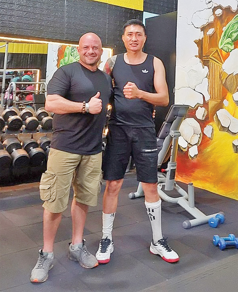 Võ sĩ Thái Văn Lâm (bìa phải) dự định mở câu lạc bộ Boxing để thực hiện ước mơ “truyền lửa” cho các em có cùng đam mê. Ảnh: Văn Ngọc