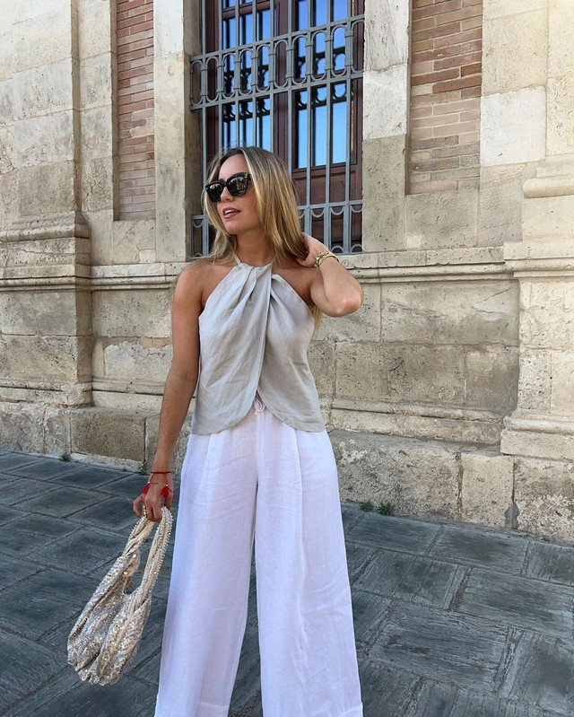 Áo yếm từ thập niên 90 dường như đã bị rơi vào quên lãng cho đến hè năm nay, chúng đã quay trở lại đầy ngoạn mục với những làn gió mới mẻ từ các tín đồ và nhà mốt thời thượng. Áo yếm từ thập niên 90 dường như đã bị rơi vào quên lãng cho đến hè năm nay, chúng đã quay trở lại đầy ngoạn mục với những làn gió mới mẻ từ các tín đồ và nhà mốt thời thượng.